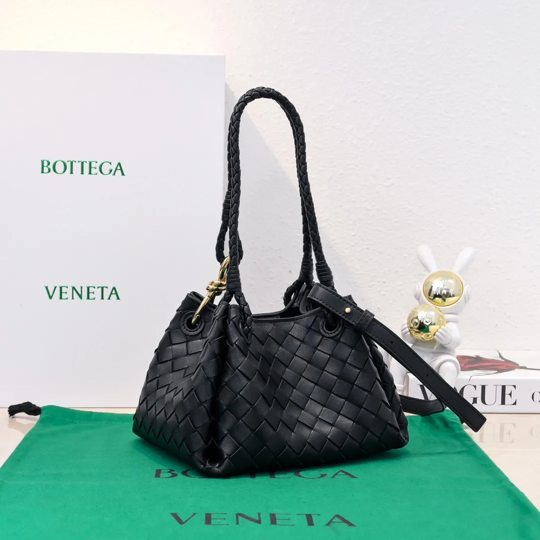 Batch 1760 BV home is new! Andiamo combines Bottega Veneta archives parachute handbags to inherit retro elements and integrate modern trends. The same style as Shu Qi's Beijing Night. It is a continuation of the classic bag. It has three functions: hand carry, shoulder and cross-body. It is embellished with metal brass knot buckles. The capacity of the small one is amazing. It can easily hold sunglasses in a box/small bottle of water/powder powder/charger and other daily necessities when going out. The upper body is versatile. Style number: 6569 Size: 21*17*16.5cm